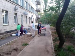 Из окон клиники для больных коронавирусом в Киеве второй день подряд выпадают люди